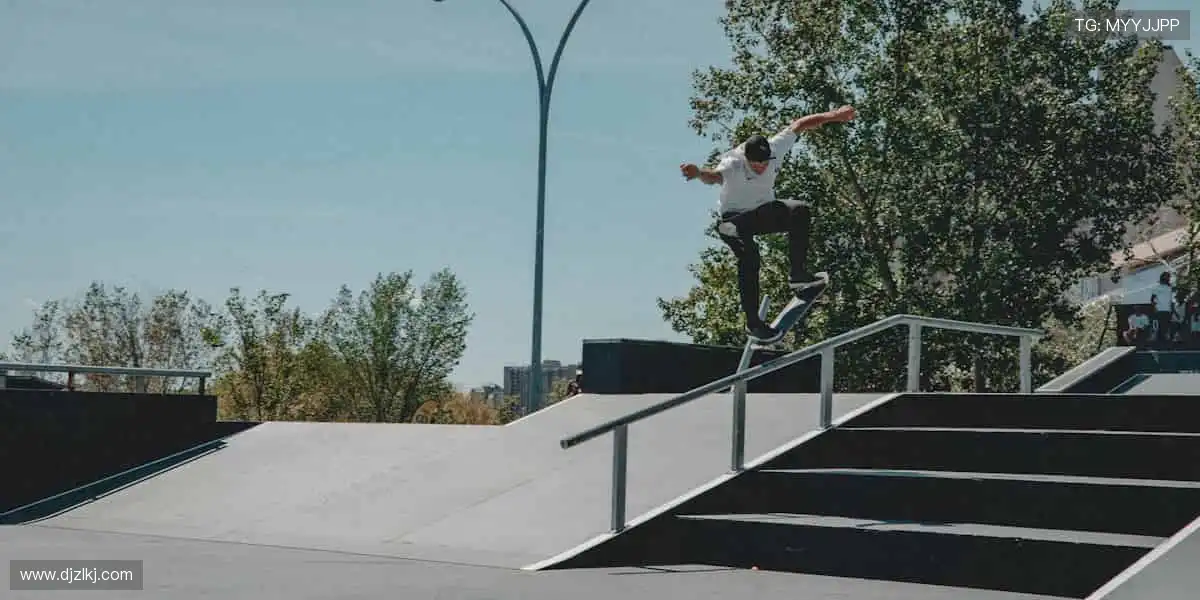 📱边看边聊，与全球球迷共享精彩时刻！💬